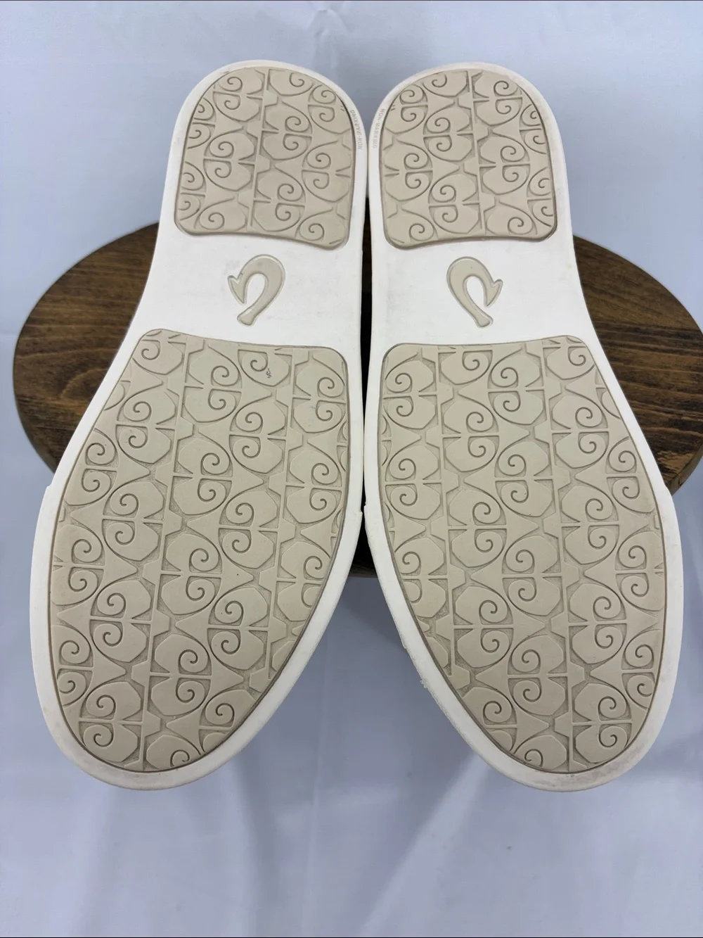 OluKai Womens Pehuea Slip-on Textured Top Slip-on Sneakers in Tapa Beige, sz 9